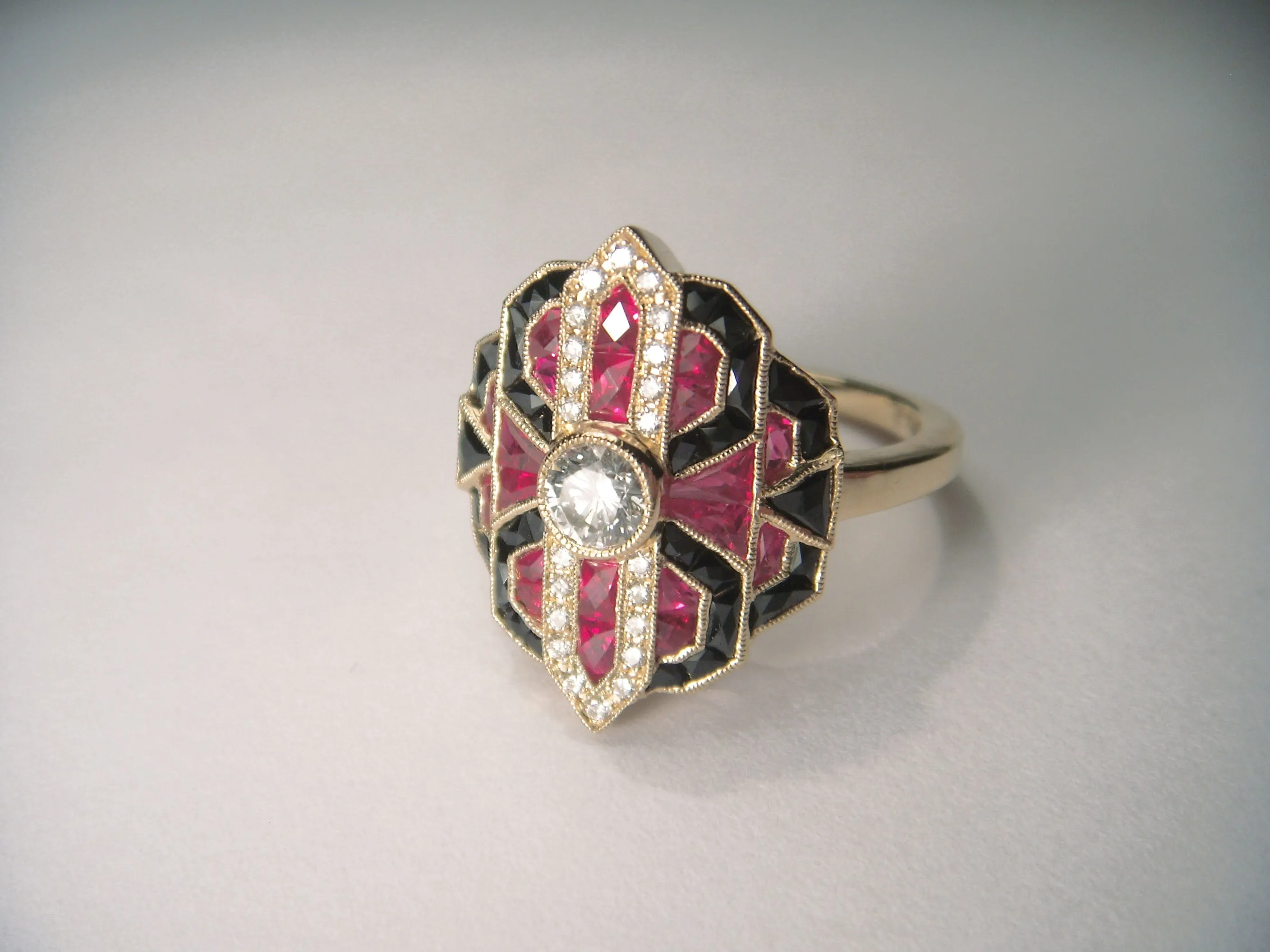 Exquisite Art Deco 18K Yellow Gold Diamond Hand Cut Ruby Onyx Ring Band