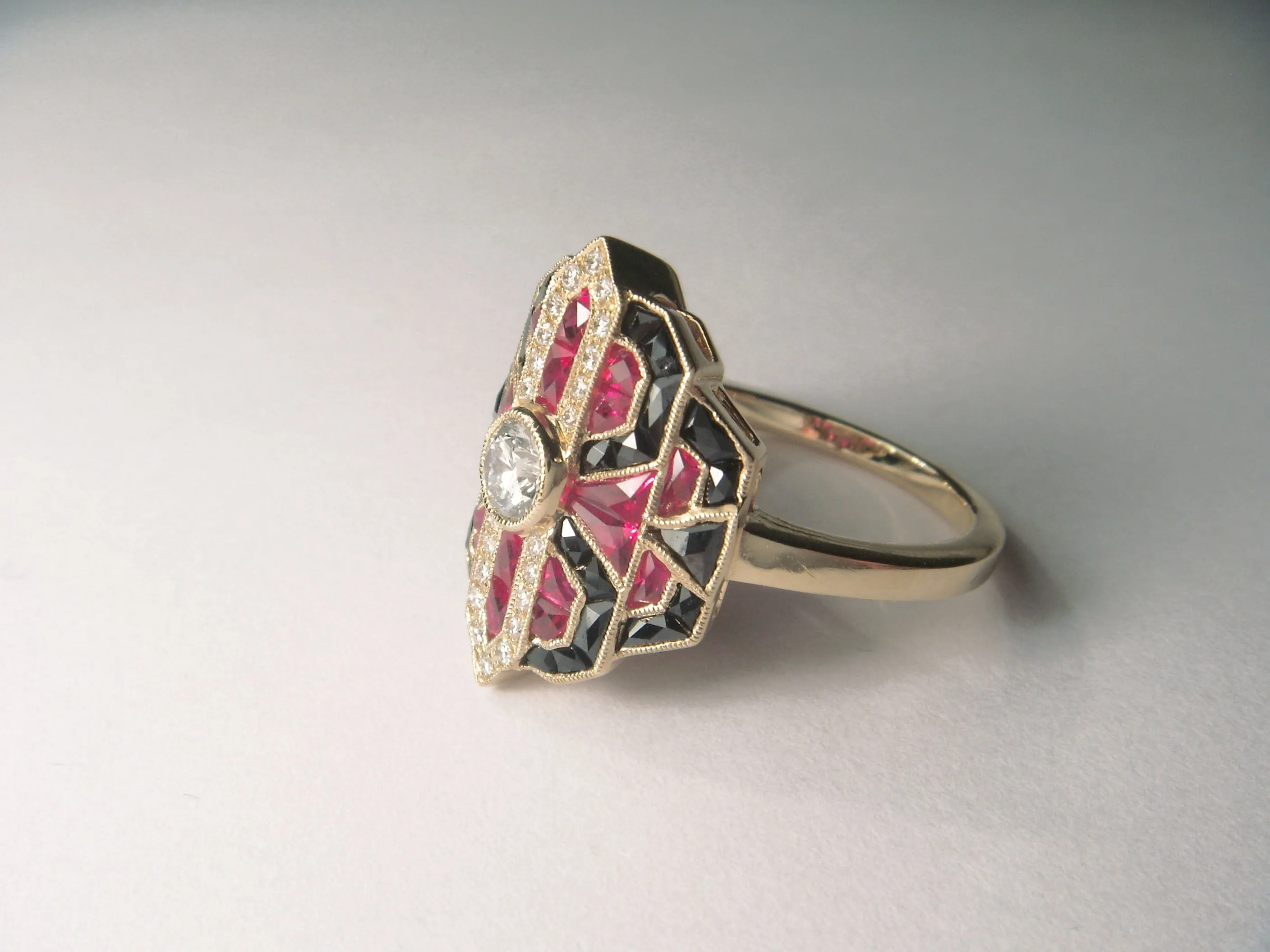 Exquisite Art Deco 18K Yellow Gold Diamond Hand Cut Ruby Onyx Ring Band