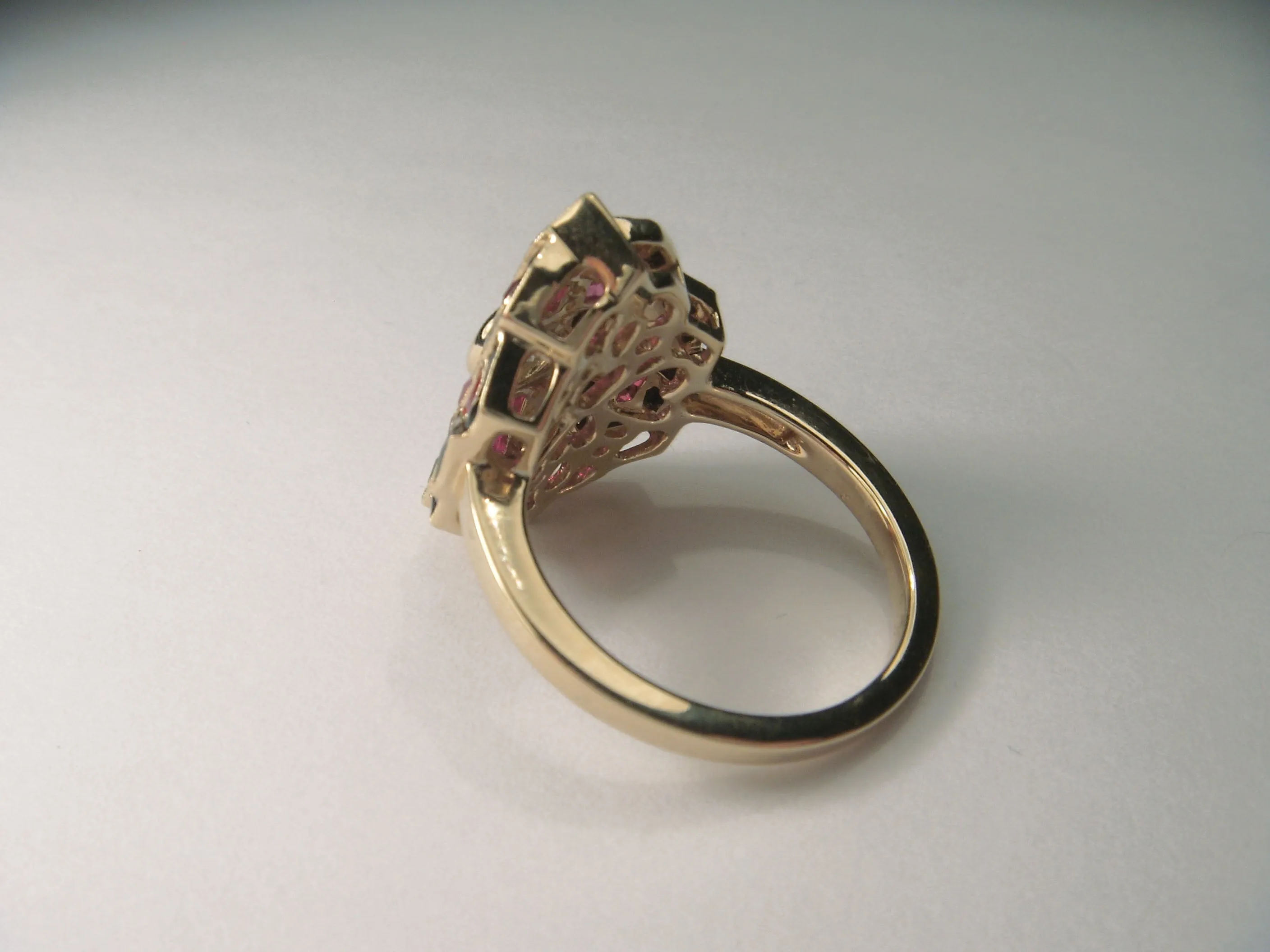 Exquisite Art Deco 18K Yellow Gold Diamond Hand Cut Ruby Onyx Ring Band