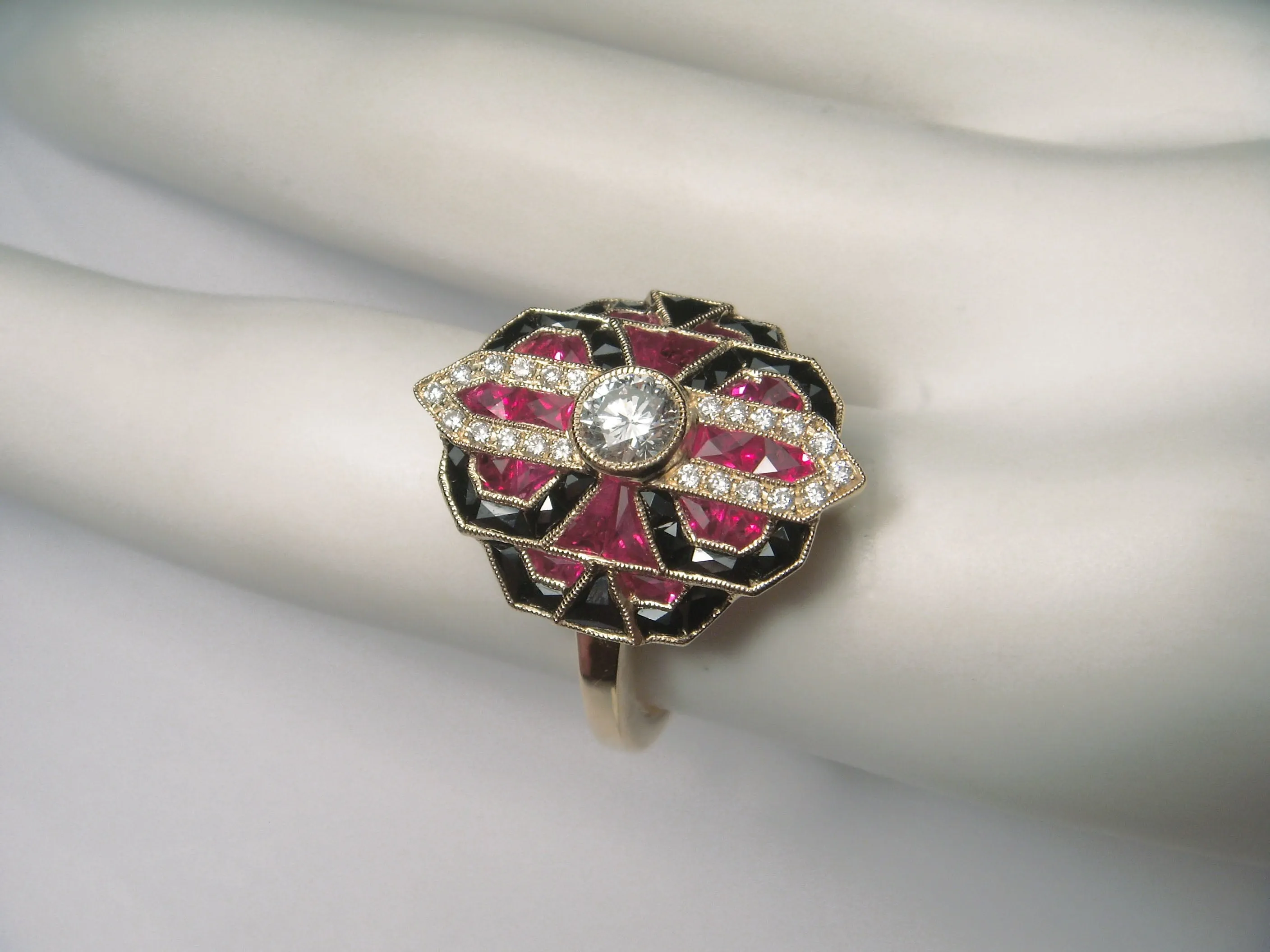 Exquisite Art Deco 18K Yellow Gold Diamond Hand Cut Ruby Onyx Ring Band