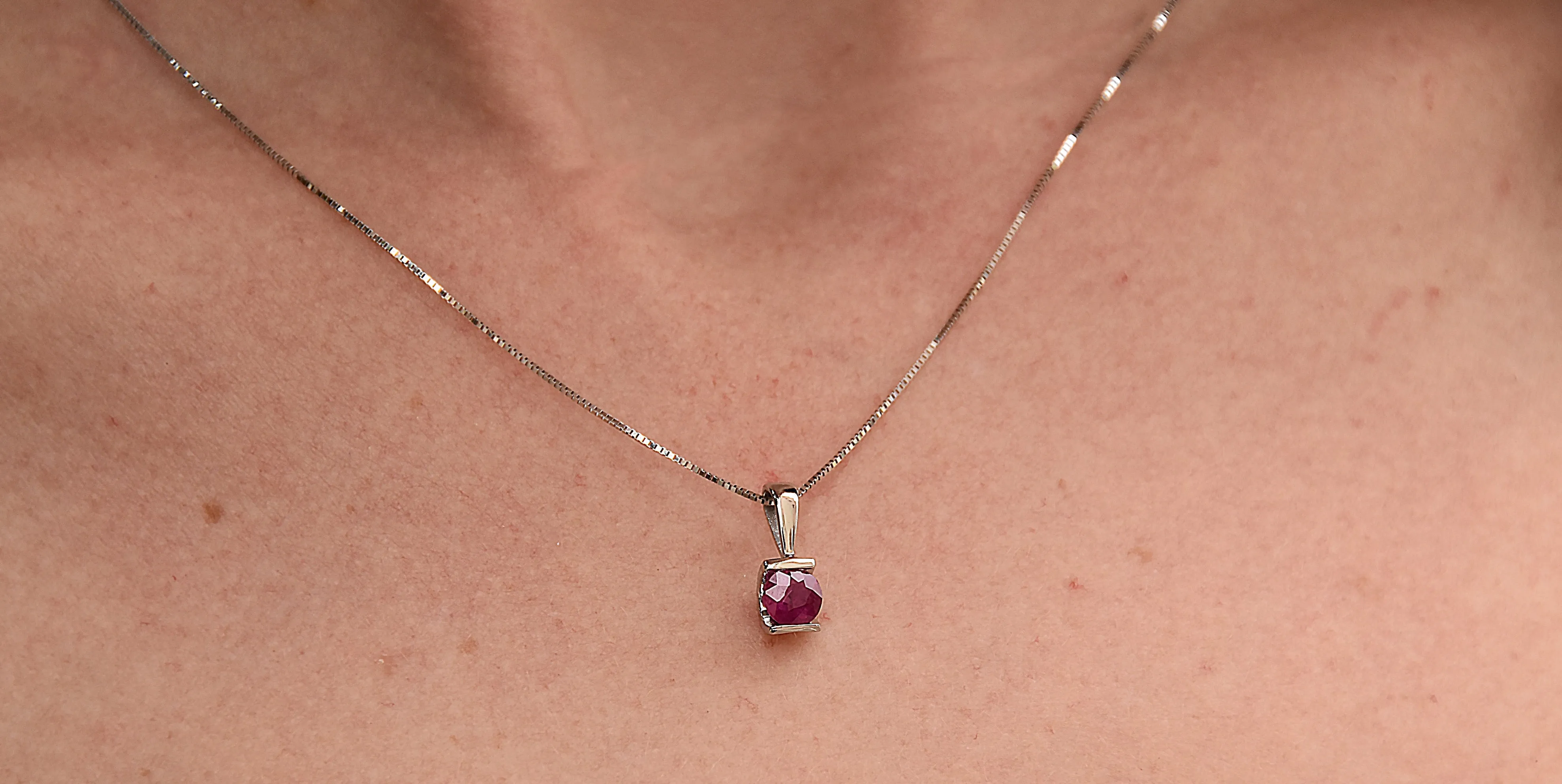 Ruby Solitaire pendant gold